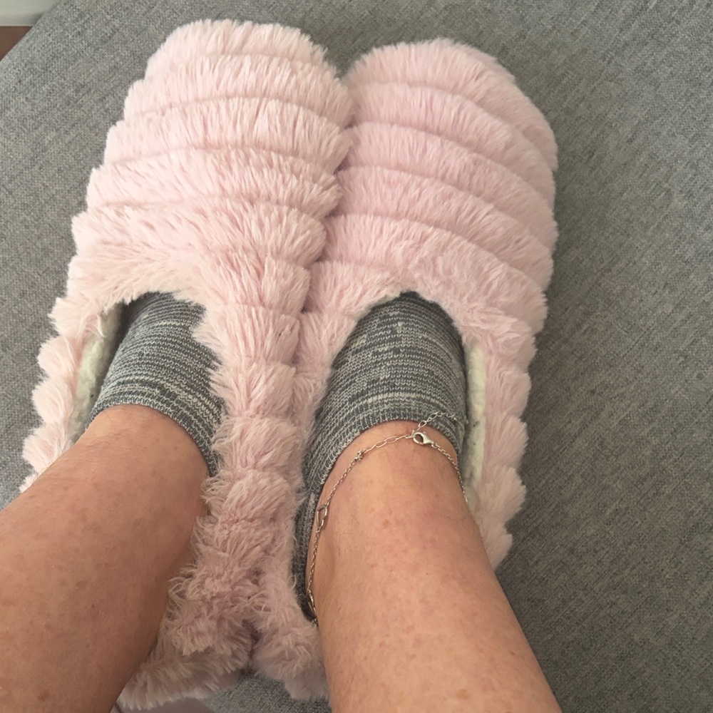 Ladies women's pink fuzzy slippers loved used w0rn soft ready feet foot toes